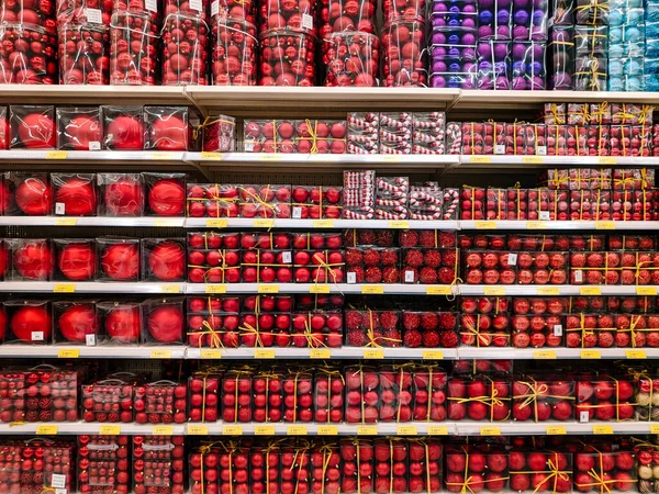 Budva, Montenegró - 2020. december 15.: Vörös karácsonyi labdák a szupermarketek polcain. — Stock Fotó