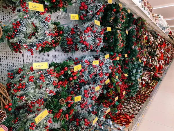 Μπούντβα, Μαυροβούνιο - 15 Δεκεμβρίου 2020: Ράφια σουπερμάρκετ με Χριστουγεννιάτικες και Πρωτοχρονιάτικες διακοσμήσεις. — Φωτογραφία Αρχείου