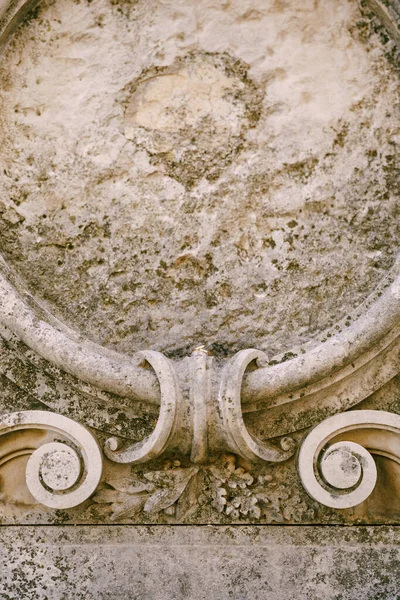 Primer plano de piedra gris textura bajorrelieve con anillos de oro de la novia y el novio. — Foto de Stock