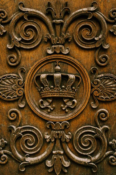 Close-up van houtsnijwerk - kroon en krullen. — Stockfoto