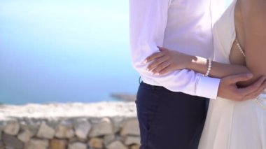 Damat ve gelin sıra dışı bir gelinlik içinde sırt üstü sarılıp el ele tutuşuyorlar.