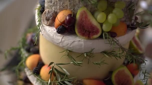 Refeição leve bolo cabeça de queijo, frutas, nozes e verduras no buffet de casamento — Vídeo de Stock