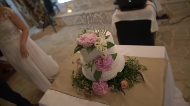Γαμήλια τούρτα με λευκή κρέμα, διακοσμημένη με λουλούδια παιώνιας και λισιάνθου — Αρχείο Βίντεο