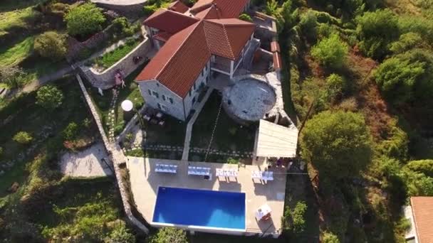 Uitzicht op de prachtige zonnige luxe villa in Lustica — Stockvideo