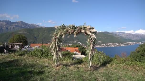 Cortaderia 'dan düğün kemeri, astilba ve okaliptüs dalları Lustica' da Kotor Körfezi kıyısında. — Stok video