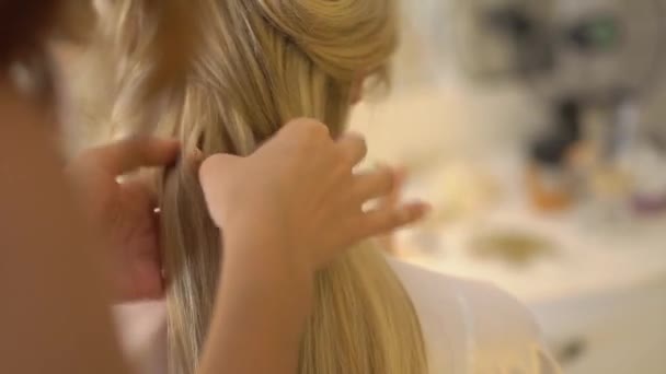 Стилист делает невесты волосы во время подготовки к свадьбе, крупным планом. — стоковое видео