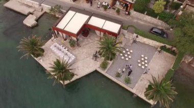 Deniz kenarında rahat bir restoran ve Kotor Körfezi 'nde bir düğün ziyafeti.