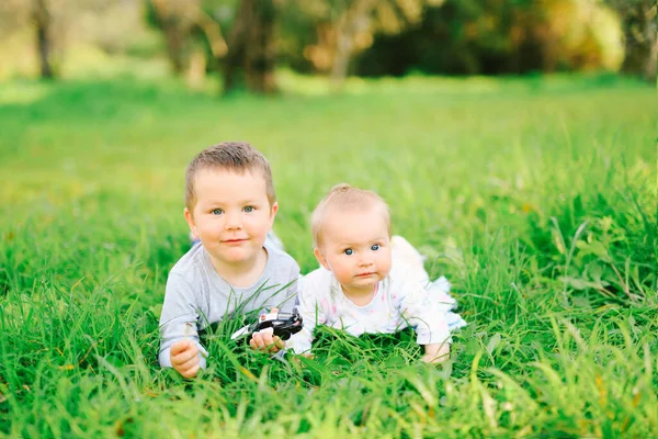 公園の芝生に横になっている兄弟姉妹 — ストック写真