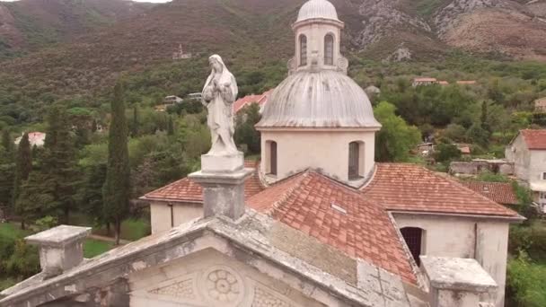 Blick von oben auf das Dach der Kirche Mariä Geburt in Prcanj — Stockvideo