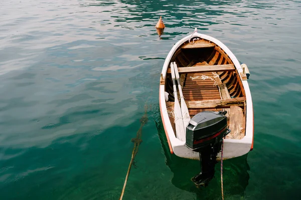Primer plano de un barco pesquero con remos y motor desmontable en el agua. —  Fotos de Stock