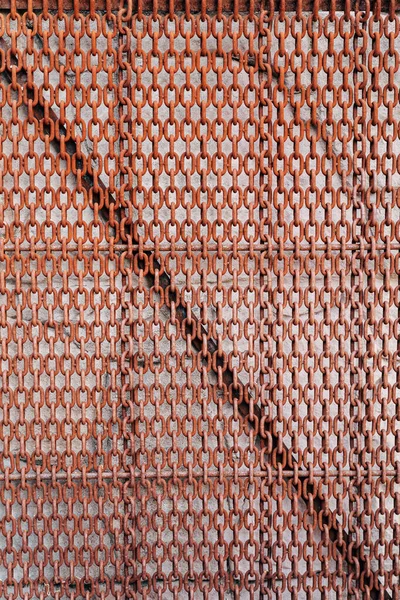Detailní záběr rezavých kovových řetězů visících u zdi. — Stock fotografie