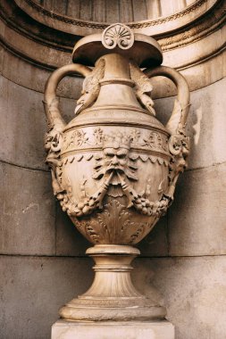 Eski bir salonda eski bir saksı desenli ve kabartmalı.