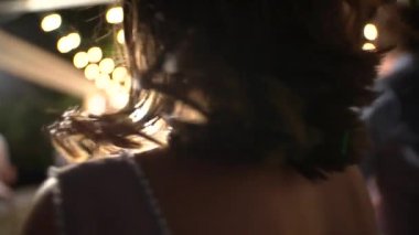 Dans pistinde dans eden ve gülümseyen siyah saçlı kadın.