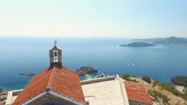 Sahil şeridine ve Sveti Stefan adasına bakan antik Sveti Savva kilisesi 