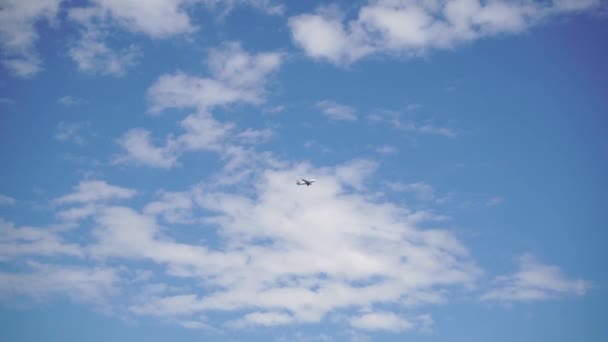 看到飞机在云中在天空中飞行 — 图库视频影像