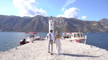 Gelin ve damat deniz fenerine doğru yürüyorlar. 