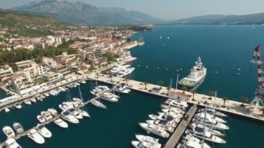 Tivat 'taki Porto Karadağ marinası, rıhtım ve otel kompleksindeki yatlar 