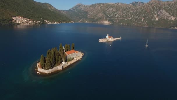 Blick auf die Inseln Perast und eine in ihrer Nähe segelnde Jacht in der Bucht von Kotor — Stockvideo