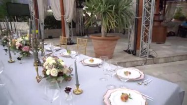 Kotor Körfezi 'ndeki iskelede çiçeklerle, şamdanlarla ve genç narlarla süslenmiş bir düğün yemeğinde bir masa.