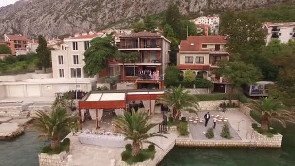 Restaurante acolhedor à beira-mar e um banquete de casamento no cais na Baía de Kotor — Vídeo de Stock