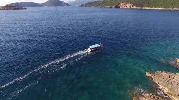 Vedere a unei barci turistice care navigheaza in apropierea insulei Mamula — Videoclip de stoc