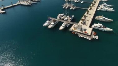 Tivat 'taki Porto Karadağ marinası, rıhtımdaki gemi, tekne ve yatlar