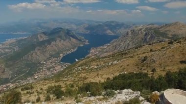 Kotor Körfezi 'nin panoramik manzarası ve Lovcen Dağı' ndan eski Kotor kasabası