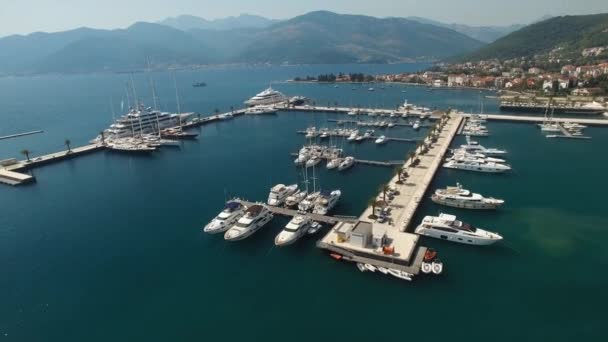 Veduta del porto turistico di Porto Montenegro a Tivat, nave, barche e yacht al molo — Video Stock