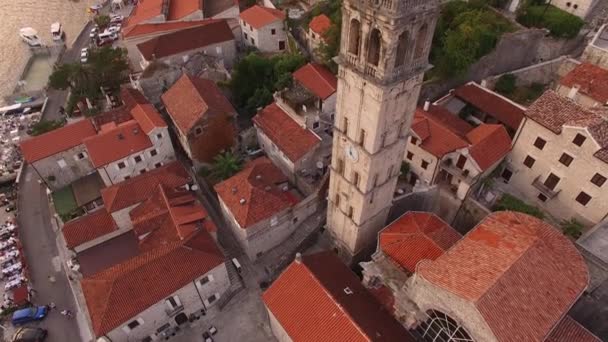 Flygfoto av byggnader i den gamla staden Perast, päron och båtar nära den — Stockvideo