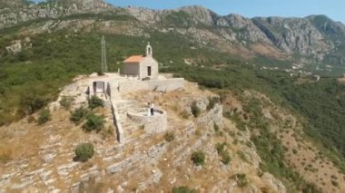 Karadağ 'daki Sveti Savva antik kilisesinin en iyi manzarası ve yakınında sarılan çift