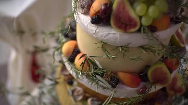 Сыр голова торт закуски, фрукты, орехи и зелень на свадьбе шведский стол — стоковое видео