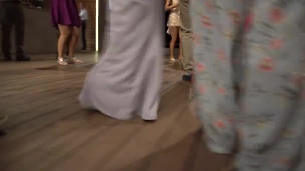 Fötter av människor som dansar glad energisk dans på dansgolvet, bottenvy — Stockvideo