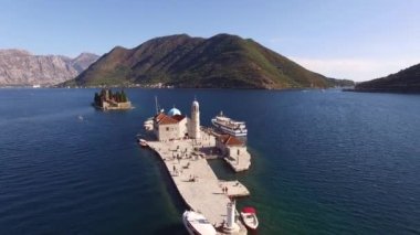 Kotor Körfezi 'nde Perast adaları, turist botları ve yatlar görünüyor. 