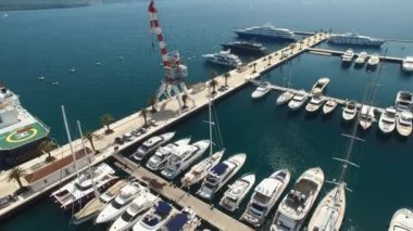 Tivat 'taki Porto Karadağ marinası, rıhtımdaki gemi, tekne ve yatlar