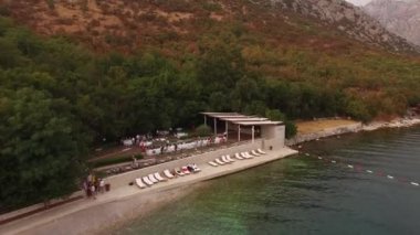 Kotor Körfezi 'ndeki dağın eteğindeki plajı görüyor musun? 