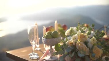 Çerezler, meyveler, pembe bezle süslenmiş pasta, çiçekler ve Kotor Körfezi 'ne bakan mumlarla dolu bir şamdan. 