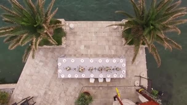 Dekorerat och dukat bord på bryggan, bröllopsbankett — Stockvideo