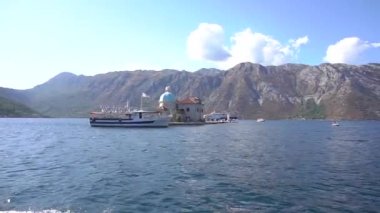 Kotor Körfezi 'ndeki Rocks Adası' nın yanındaki turist teknesinin görüntüsü. 