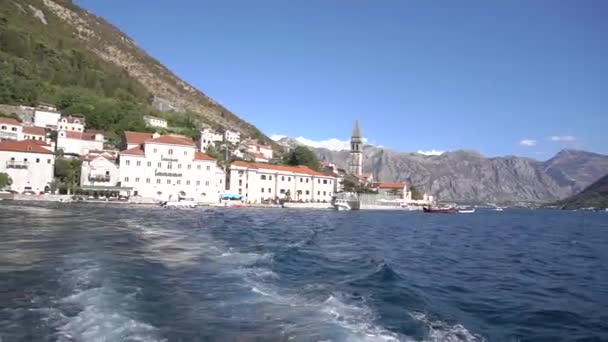 Vista del casco antiguo de Perast desde el barco alejándose de él — Vídeos de Stock