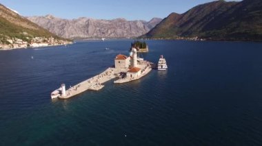 Perast Adaları manzarası ve Kotor Körfezi 'nde bir turist teknesi. 