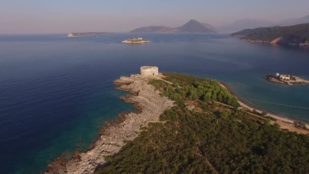 Άποψη του αρχαίου φρουρίου Άρζα στη χερσόνησο της Λούστικα στο Μαυροβούνιο, γραφικοί λόφοι και νησιά κοντά σε αυτό — Αρχείο Βίντεο
