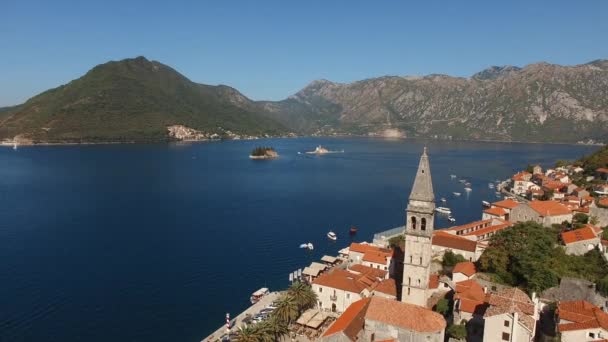 Luftaufnahme der Gebäude der Altstadt von Perast, Berge, Inseln, Birnen und Boote in ihrer Nähe — Stockvideo