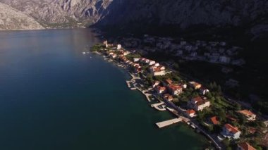 Güzel dağların eteğindeki Kotor Körfezi 'nin manzarası.