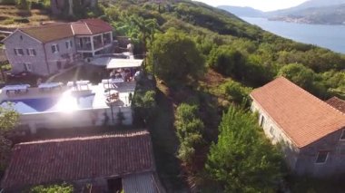 Kotor Körfezi kıyısındaki Lustica 'da güzel lüks bir villa.