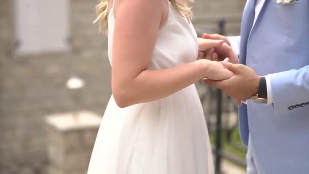 Жених трогательно берет невесту за руки, крупным планом — стоковое видео