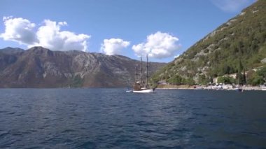 Bir yelkenli yatı Kotor Körfezi 'nin ortasında, samimi kasabanın yakınında yelken açar.