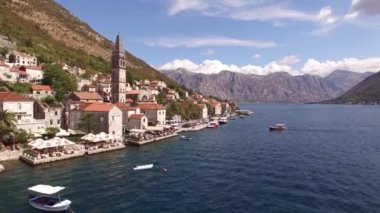 Eski Perast kasabasının manzarası, dağlar, armut ve yakınındaki tekneler. 