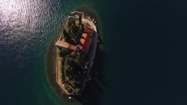 Perast Adaları 'nın üst manzarası, Kotor Körfezi' nde yelken açan yatlar ve tekneler. 