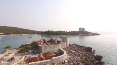 Antik ada manastırı Zhanice, Arza kalesi ve güzel kayalık sahil şeridi manzarası.