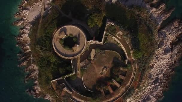 Ovanifrån av den antika fästningen Mamula, en yacht nära den och kusten av viken — Stockvideo